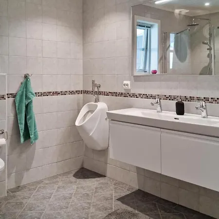 5 Bedroom Amazing In Holiday home *