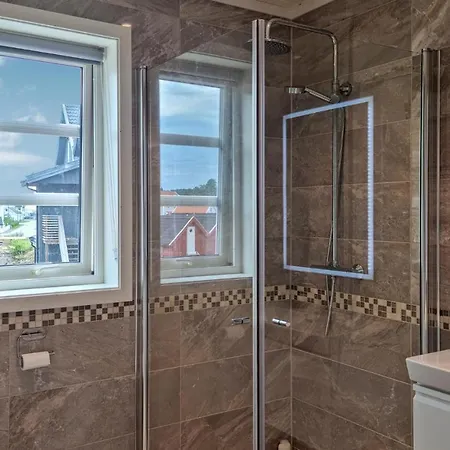 5 Bedroom Amazing In *